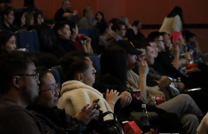 Якутское кино бьет рекорды 280 млн рублей сборов и полмиллиона зрителей Кассовые сборы якутских фильмов в 2025 году достигли 280 млн рублей что почти вдвое превышает показатель прошлого года составлявший 150 млн рублей и ставший рекордом Якутские фильмы посмотрели почти 500 тысяч зрителей Самыми популярными стали Кончится лето Диодорова Айхал и Спид Стар Мультипликационный фильм и сериал НВК Саха получили награды на всероссийских и дальневосточных кинофестивалях Подробнее читайте по ссылке yk24 ru в MAX Telegram ВК VK Видео