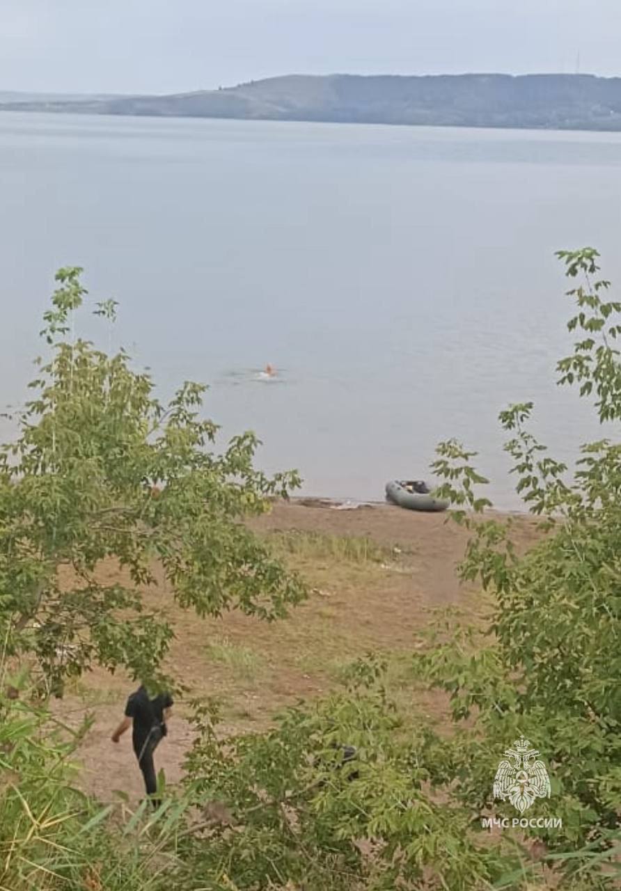 ‼ На озере Аслыкуль утонул мужчина Сегодня вечером в 70 метрах от берега, утонул 48-летний мужчина. Инцидент произошел вблизи с. Чапаево. По словам очевидцев, мужчина вместе с приятелем находился на резиновой лодке. Затем он прыгнул в воду и исчез из виду. Глубина озера в месте происшествия составляет приблизительно 2 метра. Место для купания не оборудовано. Тело извлечено из воды и передано сотрудникам полиции. Проводятся оперативно-следственные мероприятия. Моя Уфа. Подписаться Прислать новость