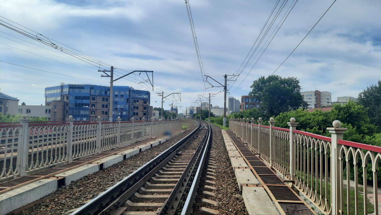 Электричка в центре сбила новосибирца Между станциями Центр и Речной вокзал электричка сбила человека. По предварительным данным, мужчина шёл в колее слишком близко к рельсам. От полученных травм мужчина скончался на месте. Любить Новосибирск
