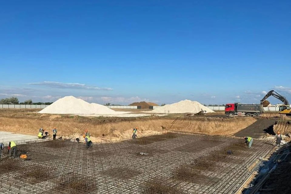В Скадовске началось строительство нового жилого комплекса В Скадовске началось строительство нового жилого комплекса. Застройщик — участник свободной экономической зоны. Как сообщили в ФРТ, предполагается ввод четырех девятиэтажных домов общей площадью порядка 60 тысяч квадратных метров — 583 квартиры. Уже ведется строительство двух многоэтажек. «Сейчас рабочие заливают фундамент и монтируют опалубку на первых двух девятиэтажках. Совсем скоро — в августе — начнут возводить ещё два дома», — сказал губернатор Владимир Сальдо. Окончание работ по первому этапу запланировано на 2027 год.