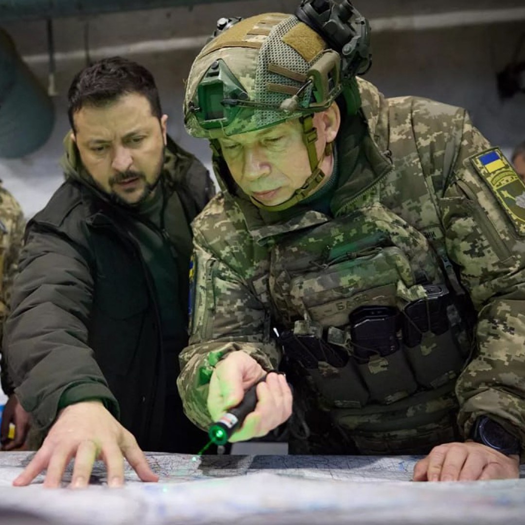 Главком ВСУ Сырский взял деньги из военного бюджета Украины на лечение отца в России По данным SHOT счета в клиниках превысили 5 млн рублей 2 5 млн гривен По информации источников Александр Сырский часть суммы на курс лечения и реабилитации тяжелобольного Станислава Прокофьевича взял из казённых средств которые по всей вероятности были выделены на нужды ВСУ При этом ранее главком жаловался на плохое обеспечение украинской армии После того как стало известно о переводе средств в Россию в Киеве начали обсуждать возможную отставку Сырского Ухудшает его положение и ситуация в Покровске где противник попал в окружение ВС РФ и терпит тысячные потери Ранее мы писали что 86 летнего отца главкома ВСУ выписали из клиники в Подмосковье где он проходил реабилитацию В общей сложности в частных российских клиниках Станислав Сырский провёл около 5 месяцев У него обнаружили новообразование в головном мозге и болезнь Паркинсона Сейчас пенсионер находится дома во Владимирской области SHOT в MAX max ru shot