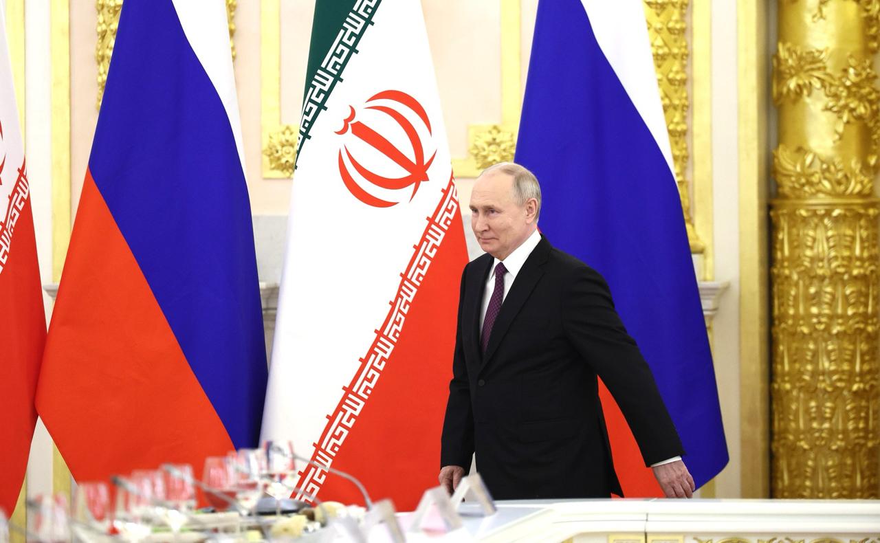 Иран готовится к визиту Путина В Тегеране ждут с визитом президента РФ Владимира Путина, Иран готовится к его приезду. «Поездка Путина в Тегеран на данный момент находится в проработке, ведутся приготовления», — заявила официальный представитель правительства Ирана Фатеме Мохаджерани. Ранее глава МИД Ирана Аббас Аракчи по итогам переговоров в Москве сообщил, что Тегеран надеется на визит Путина в Иран в 2025 году. Иранский министр, помимо встречи с главой МИД РФ Сергеем Лавровым, провел переговоры с российским президентом. Отметим, что взаимодействие Тегерана и Москвы уже вышло на новый уровень. Договор о стратегическом партнерстве закрепляет статус России и Ирана как стратегических партнеров и охватывает в том числе сферу обороны. Однако в документе отмечается, что если одна из сторон подвергнется агрессии, то другая не должна оказывать помощь агрессору, способствующую продолжению враждебных действий. Считаем, что в этом контексте имеется простор для работы по аналогии с договором о партнерстве с КНДР.
