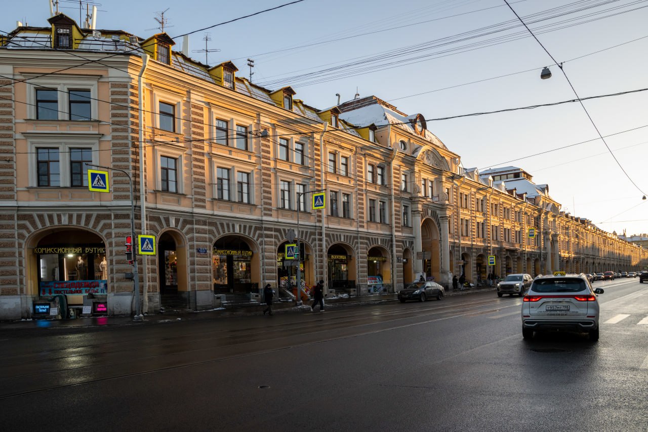 Только в "ДП" В Петербурге предложили продать Апраксин двор по примеру "Крестов" Петербург получил бы более 1,6 млрд рублей в результате продажи Апраксина двора по балансовой стоимости. За здания и помещения исторического рынка можно выручить больше, чем "Кресты" на Арсенальной наб., которые были приобретены на аукционе за 1,1 млрд рублей. По мнению общественников, продажа Апрашки позволит использовать его более эффективно, чем при сдаче в аренду. "Честно говоря, когда здание сдаётся в аренду — это гораздо менее интересно бизнесменам, чем прямая продажа. Поэтому мне кажется, что нужно продать все городские объекты на торгах, именно продать, и дальше смотреть, что из этого выйдет", — считает координатор "Живого города" Дмитрий Литвинов. Автор фото: Михаил Тихонов / "ДП"