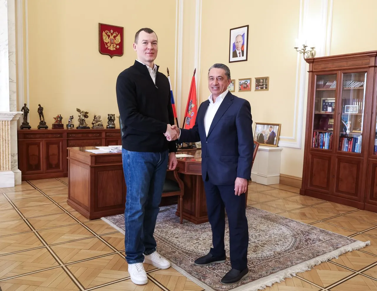 Вице президента РМК выдвинули на пост главы федерации велоспорта Бывший глава Уралвагонзавода первый вице президент Русской медной компании Олег Сиенко выдвинут на пост президента Федерации велосипедного спорта России ФВСР Об этом сообщил министр спорта Михаил Дегтярев Мы встречались с Олегом Викторовичем обсуждали развитие велоспорта в нашей стране Он обладает всеми качествами необходимыми для того чтобы возглавить федерацию и улучшить результаты работы Он профессиональный управленец с соответствующим образованием и опытом руководства крупнейшими предприятиями на протяжении 35 лет написал Дегтярев Министр отметил что Сиенко искренне любит велоспорт имеет звание мастера спорта международного класса а также в прошлом уже возглавлял федерацию в 2008 2010 годах хорошо знает специфику вида спорта и организации Накануне в ФВСР сообщили что глава федерации Юрий Кучерявый написал заявление об отставке телеграм канал Дегтярева Оставайтесь на связи с РБК в Max