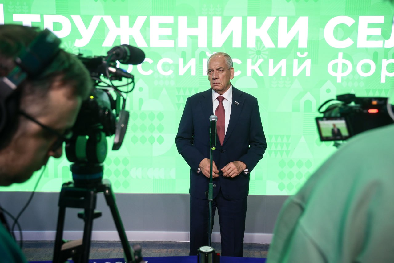 Фермерство: поддержка и возможности для развития В ходе Форума тружеников села обсудили механизмы поддержки и развития фермерства, сбыта фермерской продукции. Малый агробизнес – это самая многочисленная категория аграриев – 95% общего количества сельхозтоваропроизводителей в стране. Учитывая высокую значимость малых форм хозяйствования на селе, наш Комитет на постоянной основе ведет работу по совершенствованию законодательства в данной сфере, в том числе по урегулированию земельного законодательства. В 2024 году приняты 8 важных федеральных законов для малого бизнеса, направленных на развития сельского хозяйства, поддержку инфраструктуры рынка сельскохозяйственной продукции, регулирование торговой деятельности, сельского туризма, проведение ветеринарно-санитарной экспертизы, агрострахования. Наша задача на сегодняшний день – не только выстроить эффективные механизмы поддержки малых форм, сформировать комфортную предпринимательскую среду для малых предприятий АПК, но и организовать действенные механизмы вовлечения продукции личных подсобных хозяйств в официальный товарооборот и, конечно обеспечить инфраструктуру сбыта такой продукции как на внутреннем рынке, так и на экспорт.