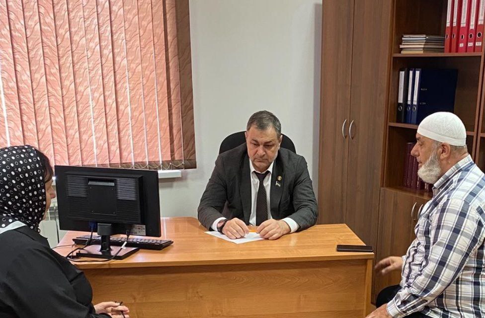 Депутат Парламента Чеченской Республики Имам-Али Махмутхажиев в городе Серноводское Серноводского муниципального района провёл прием граждан по личным вопросам. В ходе приема, в котором также принял участие исполнительный секретарь Серноводского местного отделения ВПП «Единая Россия» Байали Белдуров, рассмотрели различные проблемные вопросы обратившихся местных жителей. В частности, они касались социальной сферы, жилищно-коммунального хозяйства. Были также обращения личного и бытового характера. Каждое заявление было детально рассмотрено. Часть вопросов удалось решить на месте, а некоторые были взяты под личный контроль народного избранника. Имам-Али Махмутхажиев заверил граждан, что ни одно обращение не будет оставлено без должного внимания со стороны высшего законодательного органа власти региона.