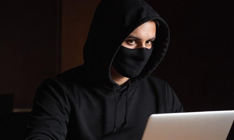 Старший эксперт МегаФона по расследованию фрод-инцидентов Борис Лопатин представил памятку для родителей, в которой подробно рассказал о том, как обезопасить детей от онлайн-мошенничества и других угроз в интернете. Эксперт рекомендует использовать псевдонимы в сети, ограничивать контент, обучать детей правилам безопасного общения с незнакомцами, объяснять ценность личных данных и предупреждать о финансовых махинациях. Особое внимание уделяется схемам «аренды» аккаунтов в мессенджерах, обещаниям подарков и распространению личных фотографий. Также рекомендуется использовать функции родительского контроля.