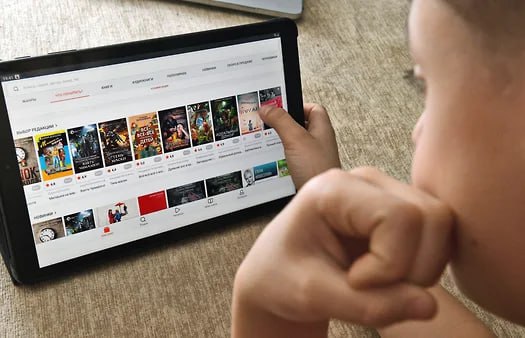 Цифровая литература выравнивает темпы роста Темпы роста рынка электронных книг замедлились: по итогам первого квартала показатель составил 24% против 32% годом ранее. Основными драйверами остаются подписная модель рост на 56% , а также развитие самиздата публикации произведений авторами без участия издательств и аудиокниг. Участники рынка считают, что в целом рынок после периодов провала 2022 года и последовавшего бурного роста возвращается к докризисным темпам развития. Фото: Александр Миридонов/Коммерсантъ Подписывайтесь на «Ъ-Черноземье»