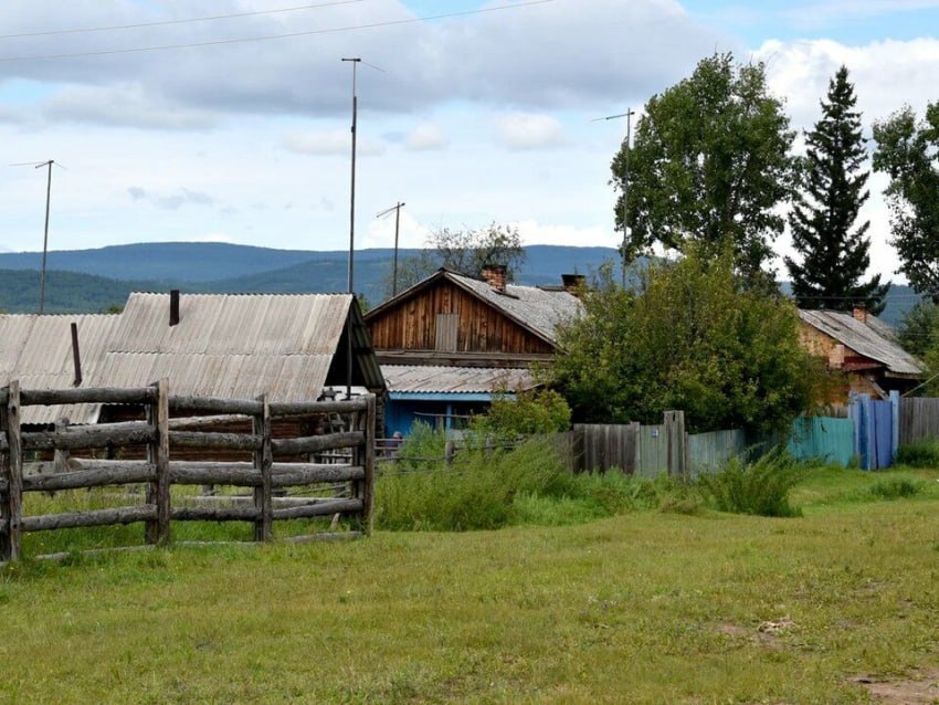 В Забайкалье стартовало голосование за обеспечение малочисленных сел мобильным интернетом и связью Забайкальцы могут повлиять на то где появится качественная связь уже в 2026 году Онлайн голосование за населенные пункты проводится на портале Госуслуги с 25 августа по 9 ноября Также можно отправить заявление по Почте России в Минцифры по адресу 123112 г Москва Пресненская наб д 10 стр 2 Голосовать могут граждане Российской Федерации в возрасте от 18 лет Отдать голос можно за населенный пункт в том регионе где вы постоянно зарегистрированы Например за свой посёлок или населённый пункт где живут родственники друзья или знакомые Итоговый Перечень будет размещён на Госуслугах после вступления в силу Федерального закона о бюджете на 2026 год и плановый период 2027 и 2028 годов Подписывайтесь TG VK MAX