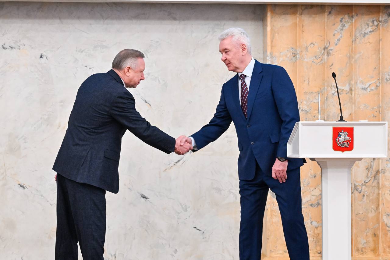 ЕМИАС Москвы теперь в поликлиниках Санкт Петербурга Сергей Собянин и Александр Беглов подписали соглашение о сотрудничестве по внедрению информационных технологий в амбулаторных медицинских организациях Петербурга Москва делится с регионами страны своими решениями которые хорошо себя зарекомендовали Мы рады что наш опыт приносит пользу отметил Собянин Кроме того медики получат систему поддержки принятия решений на базе искусственного интеллекта Помощник будет подсказывать врачам диагнозы уменьшая вероятность ошибок и повышая точность лечения Подписаться на Москва 24 Наши каналы Новости в MAX