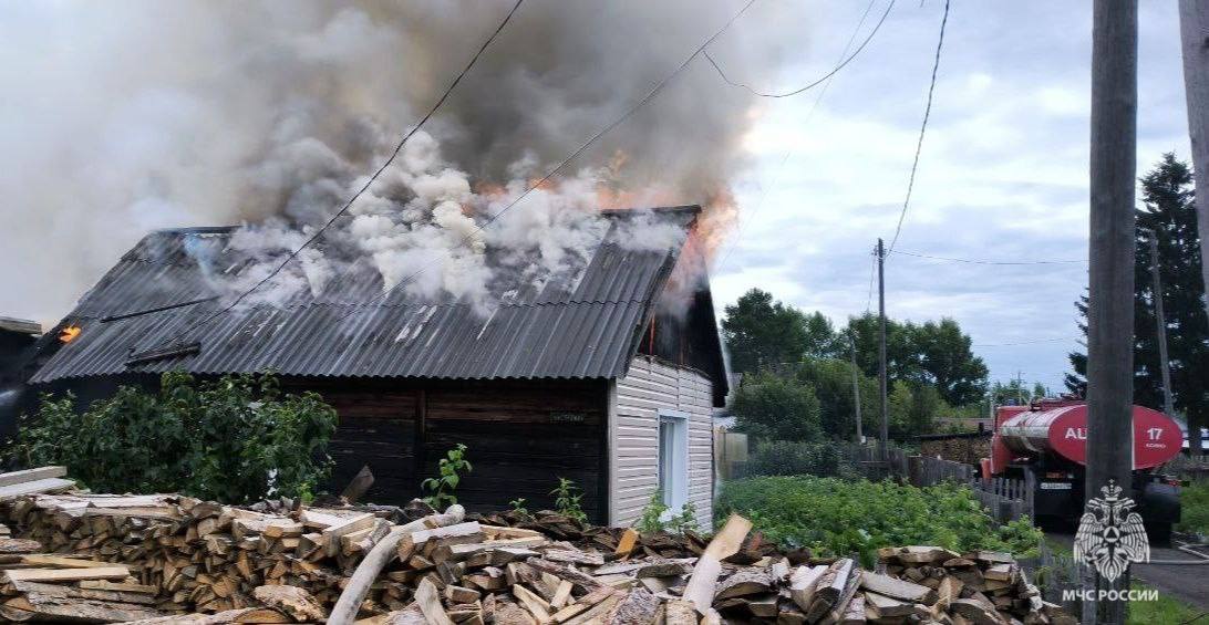 В Асино на улице Степной произошел пожар в жилом доме. Огонь повредил крышу, стены дома и крытый двор. В результате трагедии погибли 14 овец. Пожарные оперативно справились с огнем Подписаться Прислать нам новость