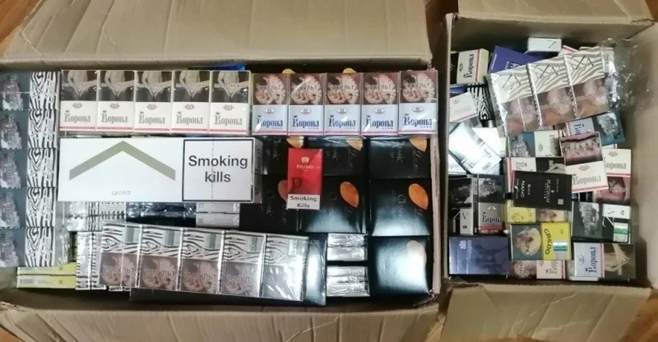 В Екатеринбурге торговца контрафактным табаком оштрафовали на 300 тысяч Чкаловский районный суд Екатеринбурга вынес приговор Азизулле Иса оглы Исаеву признанному виновным в приобретении хранении и перевозке в целях сбыта немаркированных табачных изделий без акцизов Осенью 2024 года Исаев приобрёл не менее 24 500 пачек сигарет иностранного и отечественного производства без акцизных марок на общую сумму не менее 3 160 500 рублей и реализовывал их в киоске у ТЦ Дирижабль Незаконная продукция была изъята полицией в ходе контрольной закупки Суд приговорил Исаева к 3 м годам принудительных работ с удержанием 10 из заработной платы в доход государства и штрафу в размере 300 000 рублей Изъятая табачная продукция подлежит уничтожению Подписаться на Жизнь в Екб