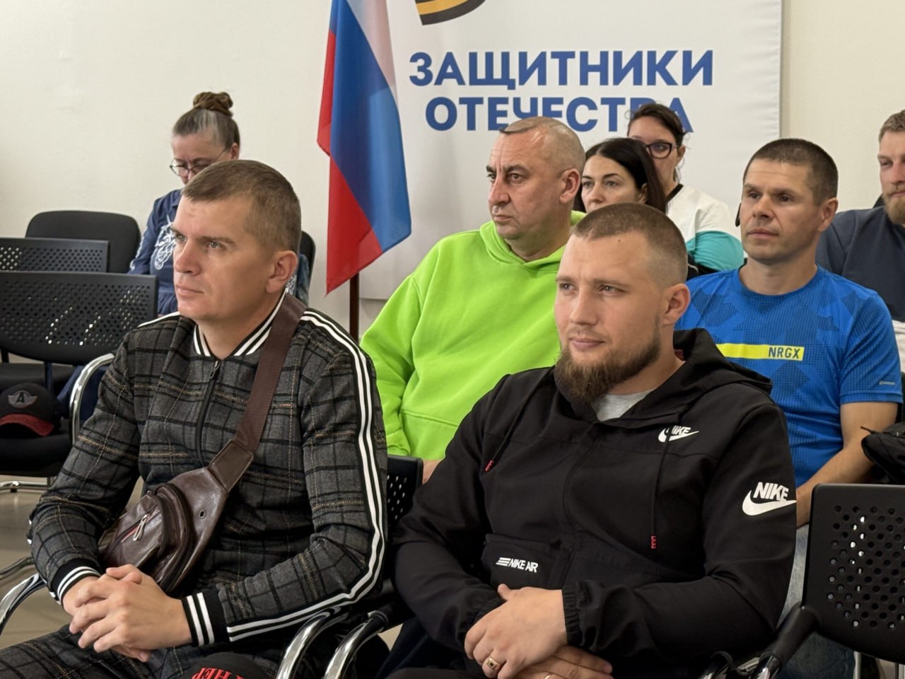 В Свердловской области стартовало обучение по ораторскому мастерству для ветеранов спецоперации Слушателями стали более 30 человек — ветераны специальной военной операции, а также члены их семей. Некоторые участники подключились в онлайн-формате. «Одной из первостепенных задач в процессе социализации ветеранов СВО является эффективное обучение методам борьбы со стрессом. Наших героев часто приглашают на публичные мероприятия, а это значит, что им приходится сталкиваться со множеством сложных ситуаций и эмоциональных нагрузок. В рамках данного курса мы собрали большой и полезный объем практик, которые помогут сделать выступление интересным и уверенным», — сказала победитель Знание.Лектор Ольга Зиналиева. На курсе участники узнают, как побороть волнение перед выходом к аудитории, поработают над дикцией и артикуляцией, обучатся основам самопрезентации. Организатором образовательной программы выступило Российское общество «Знание» совместно со свердловским филиалом фонда «Защитники Отечества». Подробности — на сайте «Областной газеты». Пресс-служба Российского общества «Знание» Подписаться на «ОГ» Прислать новость Поддержать канал