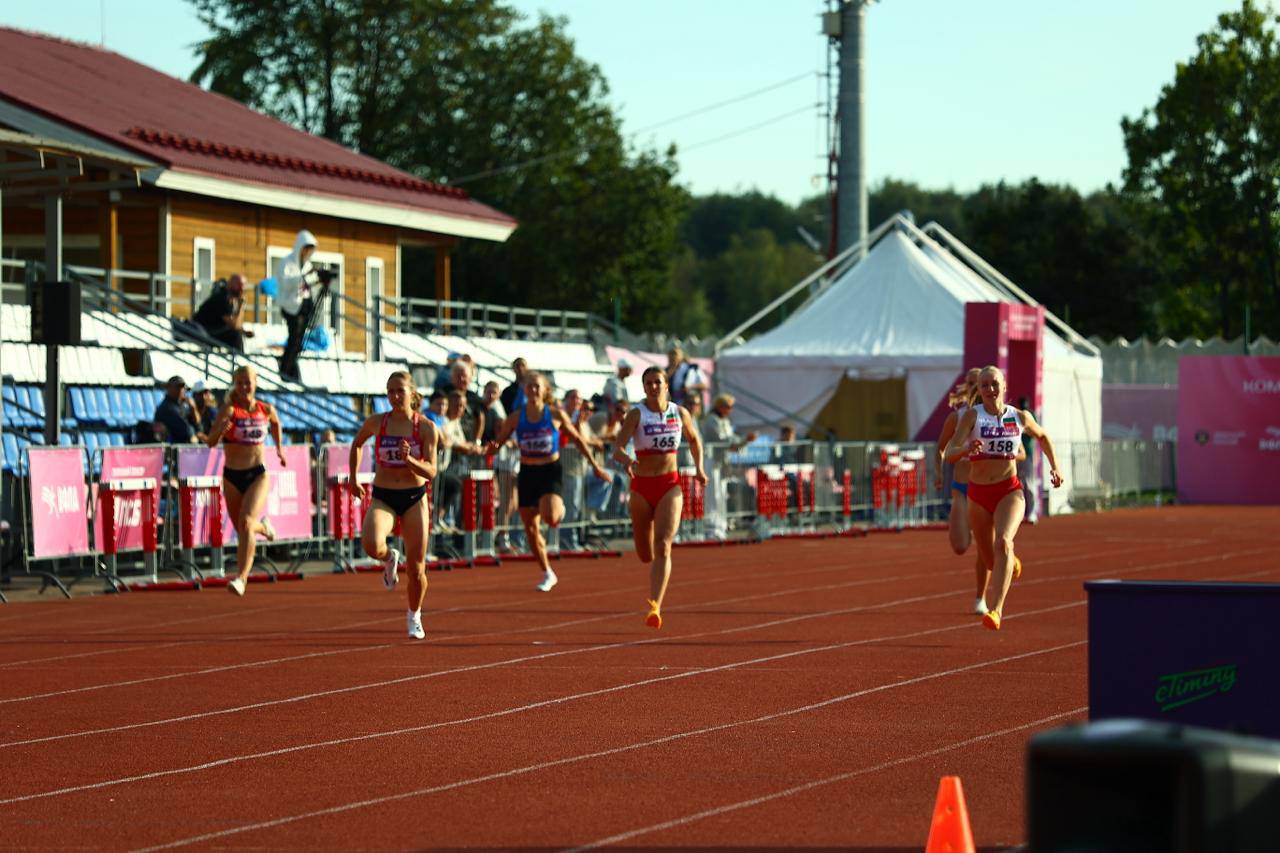 Вчера в Санкт Петербурге завершился первый день Чемпионата и Первенств России U20 U18 по эстафетам Представляем результаты 4х200 мужчины Курская область 1 25 22 Санкт Петербург 1 25 56 Краснодарский край 1 25 93 4х200 женщины Санкт Петербург 1 36 45 Воронежская область 1 37 87 Санкт Петербург 1 39 03 4 1500 м мужчины Санкт Петербург 1 15 49 60 Санкт Петербург 2 15 58 89 Липецкая область 17 16 51 4 1500 м женщины Москва 18 06 78 Санкт Петербург 18 15 27 Республика Мордовия 18 39 50 4х400 смешанная Курская область 3 20 03 Иркутская область 3 22 60 Санкт Петербург 3 22 89 4 200 м мужчины U20 Московская область 1 28 08 Тульская область 1 29 68 Москва 1 29 96 4 200 м женщины U20 Брянская область 1 37 94 Воронежская область 1 41 39 Московская область 1 42 00 4 400 м смешанная U20 Московская область 3 33 43 Санкт Петербург 3 33 76 4 200 м юноши U18 Краснодарский край 1 28 83 Московская область 1 1 31 03 Тульская область 1 31 21 4 200 м девушки U18 Иркутская область 1 40 68 Московская область 2 1 41 79 Курская область 1 41 82 4 400 м смешанная U18 Московская область 3 36 37 Мурманская область 4 04 31 Поздравляем победителей и призёров сегодня продолжаем