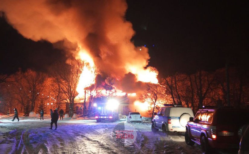 В Елизово горит здание кафе Гастро Дача Более известное как Озеро Как сообщает ИА Камчатское время пожар охватил оба этажа Объявлен повышенный ранг вызова Подробности по ссылке   kamtime ru article 424cc36f cfc4 4e7d 9117 140b14d67c43