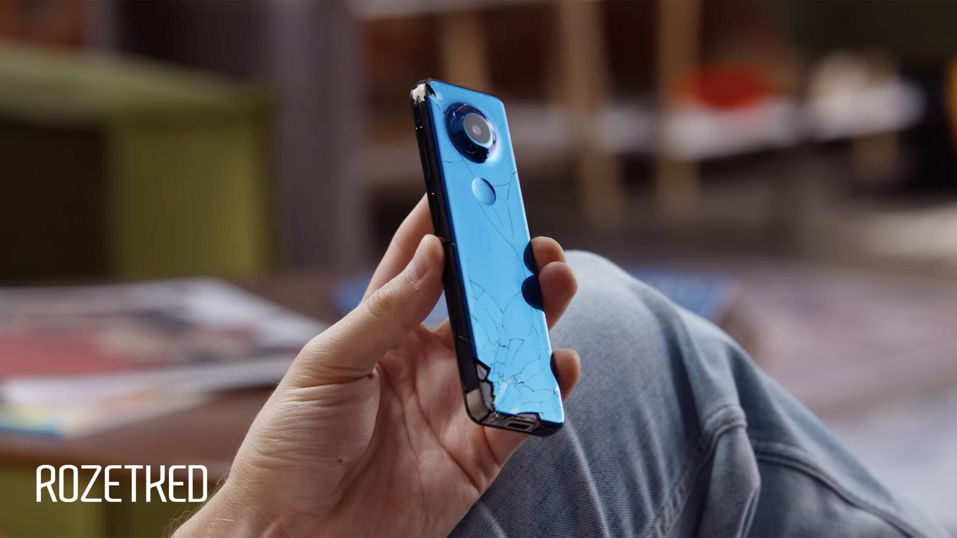 Как живут и гибнут смартфоны В Honor поделились результатами исследования о том как россияне ломают свои смартфоны самыми опасными местами большинство считает ванную комнату пляж и общественный транспорт каждый пятый не обращает внимание на поломку если телефон всё таки работает из за ссор и конфликтов телефоном бросался каждый шестой каждый двадцатый мужчина в России хоть раз открывал устройством бутылку Подробности rozetked me news 42717