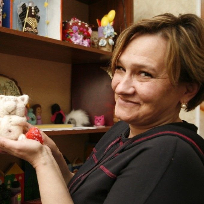 Руководителя ассоциации замещающих семей Московской области Ирину Рудницкую арестовали по уголовному делу о торговле детьми Об этом говорится в имеющихся в распоряжении ТАСС документах Из документов также следует что на иждивении у женщины 12 детей от 3 до 17 лет Удовлетворить ходатайство следствия избрать меру пресечения в отношении обвиняемой Рудницкой на срок до 22 ноября 2025 года следует из материалов дела Уголовное дело в отношении Рудницкой и еще одного фигуранта было возбуждено в конце августа этого года Санкция вмененной Рудницкой ст 127 1 УК РФ торговля детьми предусматривает наказание в виде лишения свободы на срок до 10 лет с запретом заниматься определенной деятельностью на срок до 15 лет В ходе рассмотрения просьбы следствия защита просила суд избрать обвиняемой меру пресечения не связанную с изоляцией от общества ради детей Однако прокуратура возражала и настаивала на аресте многодетной матери Адвокат фигурантки заявил что обжалует ее арест Патриаршая комиссия по вопросам семьи