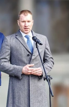 Уголовное дело экс главы самарского ТТУ Михаила Ефремова закрыли Михаила Ефремова задержали в июне 2024 года Его заподозрили в незаконном приобретении в лизинг 50 автобусов МАЗ и их передаче в сублизинг коммерческому перевозчику Об этом сообщал Александр Хинштейн На Михаила Ефремова завели уголовное дело о превышении должностных полномочий Экс глава ТТУ настаивал на своей невиновности В результате спустя несколько месяцев стало известно что дело закрыли Правоохранители не нашли состава преступления в действиях Михаила Ефремова По его словам предприятие сдало автобусы в аренду перевозчику на пять лет без права выкупа Транспорт направили на самые проблемные муниципальные маршруты В бюджет ТТУ за это время в общей сложности должно было поступить 132 млн рублей Подпишись на truekpru63