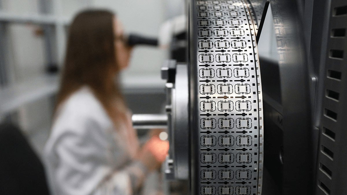 Сбер закрыл сделку по покупке доли АФК Система в Элементе группе по производству микроэлектроники куда входит Микрон сообщил Ъ со ссылкой на источники По их данным долю Системы оценили в 24 млрд рублей Сбер получит практически все активы а ПАО Элемент расформируют vc ru invest 2697189