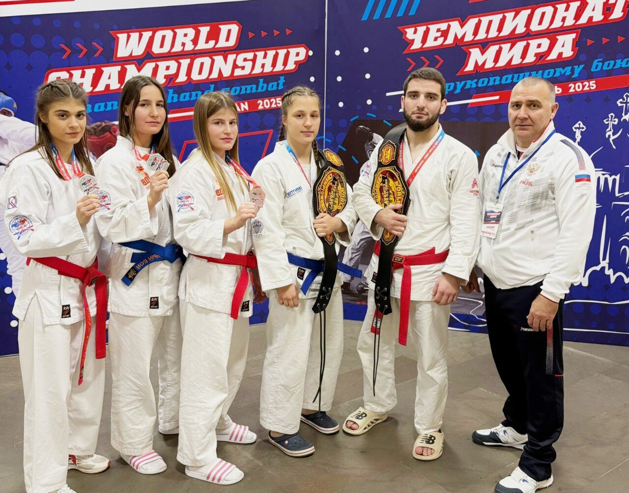Рукопашники Анапы завоевали 5 наград на чемпионате мира Международные соревнования собрали в Рязани 200 сильнейших спортсменов из 22 стран В составе российской сборной на них выступили 5 анапчан По итогам турнира сильнейшими в своих весовых категориях стали Мансур Гурманаев и Ксения Румянцева Серебряные награды завоевали Коч Фатма Мария Хилмиевна и Карина Хачатурян бронзу Коч Севал Ольга Хилмиевна Тренер спортсменов Анапы Александр Таловский Новости Анапы в MAX