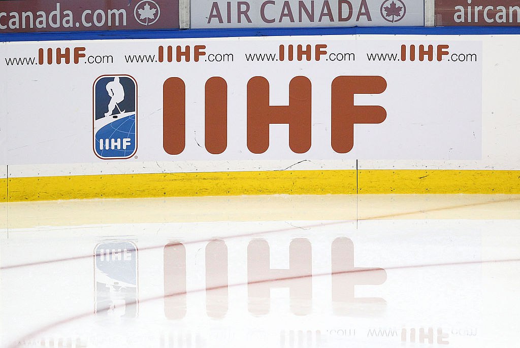 В IIHF опровергли информацию о допуске сборной России на Олимпиаду Информация о принятом в Международной федерации хоккея IIHF решении о допуске сборной России на Олимпиаду 2026 года не соответствует действительности. Об этом «Спорт-Экспрессу» заявил член совета IIHF, генеральный директор Федерации хоккея Латвии Виестурс Козиолс. Накануне спортивный агент, основатель агентства спортивной информации «Весь спорт» Андрей Митьков сообщил в телелеграм-канале, что IIHF уже приняла решение о допуске сборной России на Олимпийские игры, причем под своим флагом. «У нас не было никакого заседания, не собирались по этому поводу. Мы об этом не говорили. Это просто сплетни. Не знаю, откуда вы это берете. Но это сплетни», — сказал Козиолс. По словам Козиолса, это вообще в компетенции Международного олимпийского комитета МОК . «Не знаю, кто автор этой пропаганды, но это неправильно. Это ни на копейку не соответствует действительности», — добавил он. Getty Images -канал «РБК Спорт»