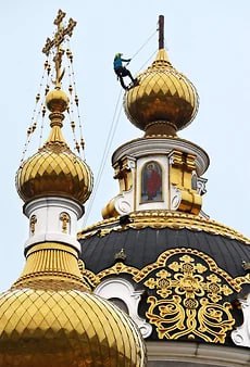 Госдума готовится принять закон против затирания религиозных символов Госдума в июне планирует рассмотреть законопроект, запрещающий использовать изображения храмов, мечетей и синагог без соответствующих религиозных символов, являющихся неотъемлемой частью этих сооружений. В Госдуме, объясняя необходимость принятия документа, заявили о «тревожной тенденции, которая стирает нашу историю и духовное наследие». О необходимости запрета затирания православных крестов на эмблемах, плакатах и в учебниках ранее заявляла Русская православная церковь. Опрошенные “Ъ” представители других конфессий поддержали поправки. Фото: Анатолий Жданов/Коммерсантъ Подписывайтесь на «Ъ-Черноземье»