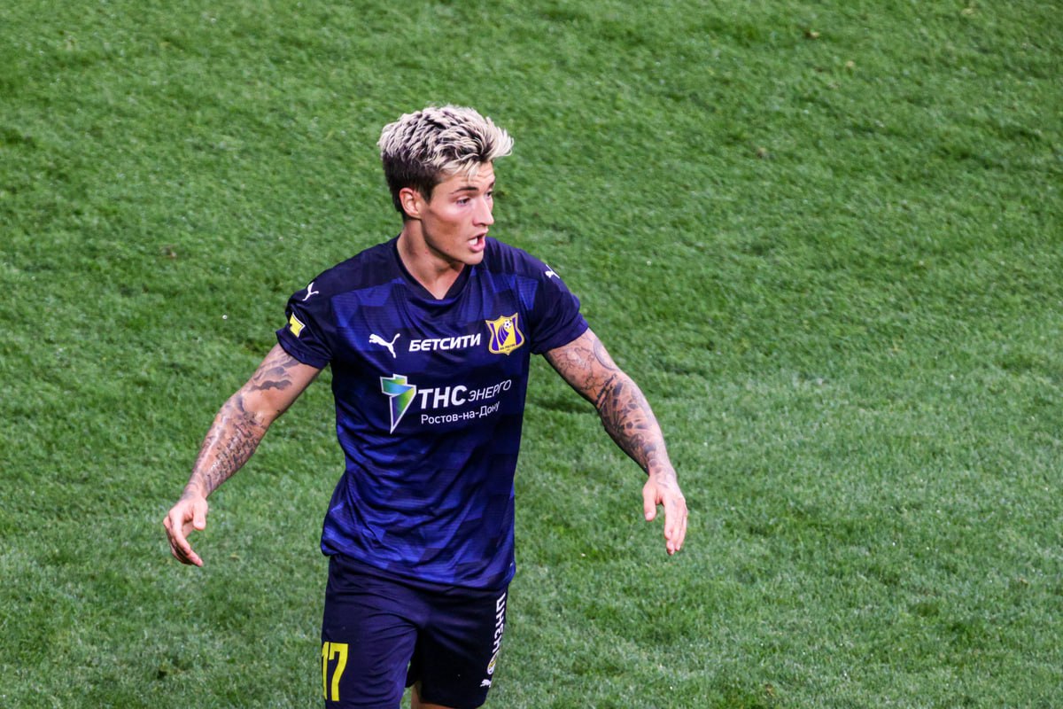 Сбежавший из РПЛ норвежец окончательно проиграл суд Ростову Верховный суд Швейцарии не удовлетворил апелляцию норвежского футболиста Матиаса Норманна по делу о расторжении контракта без уважительных причин с Ростовом Об этом сообщается в телеграм канале юридической компании Клевер Консалт которая представляла клуб РПЛ Решение ВС закрывает многолетний спор между клубом и игроком дальнейшее обжалование для Норманна процессуально невозможно говорится в сообщении Норманн в августе 2023 года играя в аренде за Динамо сообщил обоим клубам о расторжении контракта в связи с ситуацией с дронами в Москва Сити Вскоре Норманн стал игроком саудовского Аль Раеда В начале апреля CAS отклонил апелляцию Норманна по делу о компенсации за досрочное расторжение контракта Норвежец и Аль Раед должны выплатить Ростову компенсацию в размере более 3 млн Global Look Press Подписаться на РБК Спорт