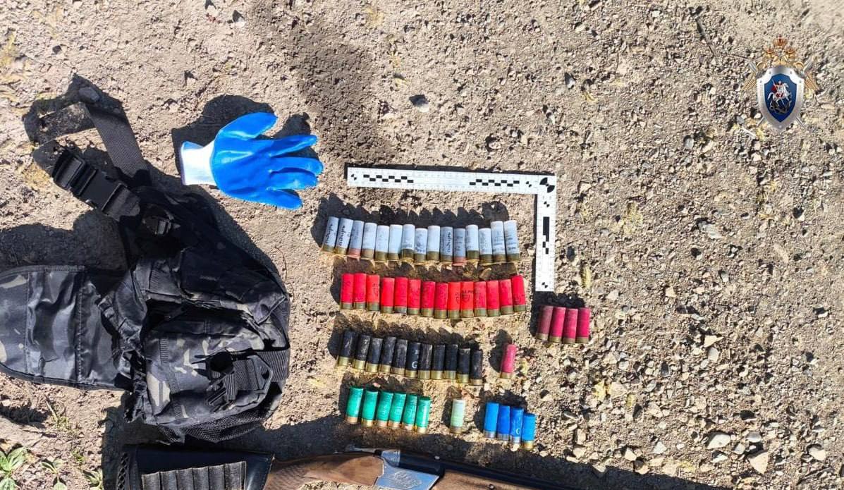 На Сахалине арестовали мужчину с ружьём, стрелявшего в человека Особо тяжкое преступление расследуют в Тымовском. В ночь на 24 мая местный житель открыл стрельбу, один человек получил ранения. В региональном следкоме сообщили, что 46-летний сахалинец взялся за оружие после ссоры с потерпевшим на почве личной неприязни. По версии следствия, он имел преступный умысел на убийство. Мужчина не менее двух раз выстрелив в недруга, причинив последнему многочисленные огнестрельные ранения в области тела. "Однако свой преступный умысел обвиняемый довести до конца не смог по не зависящим от него обстоятельствам, поскольку потерпевший смог от него скрыться", - отметили в ведомстве. Уголовное дело возбудили по ч. 1 ст. 105 УК РФ. Подозреваемого взяли под стражу.
