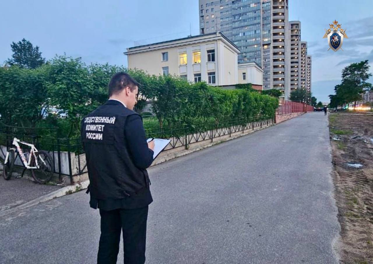 По факту наезда 10 июня 17-летним подростком на электросамокате на мужчину на проспекте Славы следственным отделом по Фрунзенскому району ГСУ СК России по городу Санкт-Петербургу возбуждено уголовное дело по ч. 1 ст. 268 УК РФ нарушение правил, обеспечивающих безопасную работу транспорта Проводятся следственные действия, направленные на установление всех обстоятельств произошедшего.