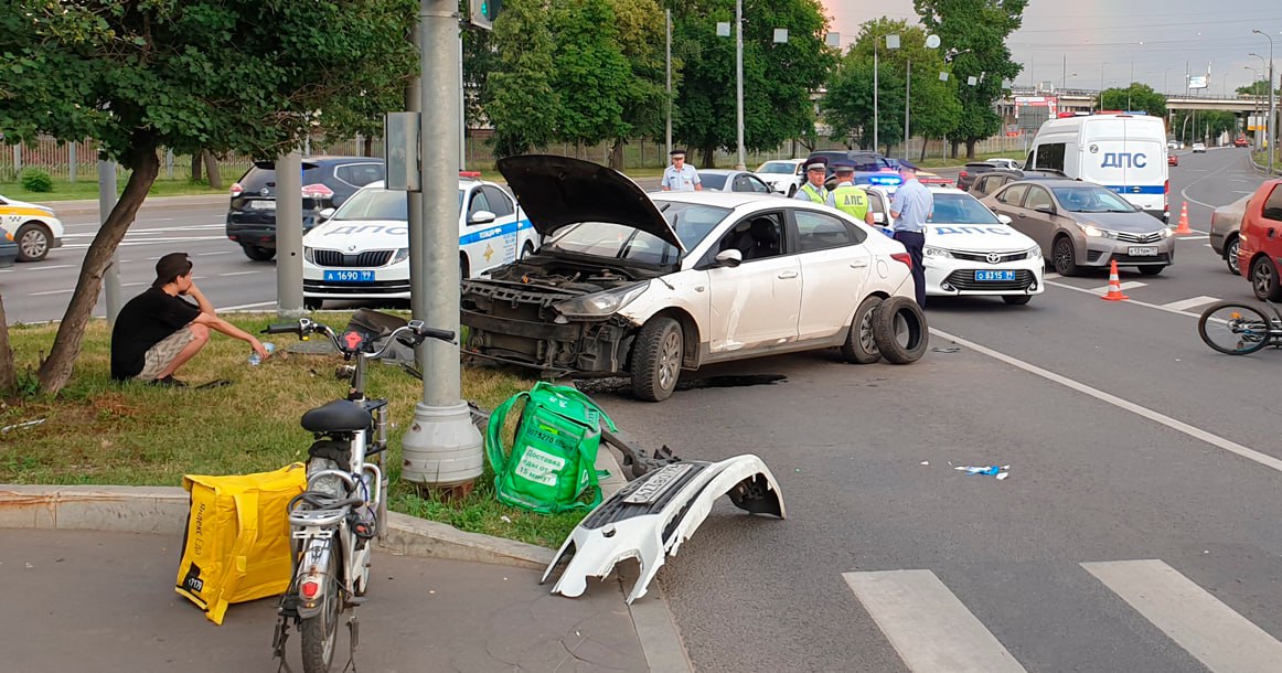 В Госдуме предлагают ввести для курьеров аналог полиса ОСАГО  Действие такого полиса будет распространяться на всех без исключения курьеров — пеших, на велосипедах, э-самокатах и прочих мопедах. Если человек желает перемещаться в пространстве с большой разноцветной сукой за плечами, пусть имеет страховой полис.Автор инициативы, глава комитета Госдумы по труду Ярослав Нилов, обращает внимание на рост числа ДТП, виновниками которых становятся курьеры-доставщики.  При этом получить с них компенсацию пострадавшим в инцидентах в рамках существующих гражданско-правовых отношений практически невозможно.   Идея явно не лишена смысла. Доставка теперь важная часть нашей жизни. Многие, кажется, вовсе перестали ходить по магазинам, заказывают доставку, когда требуется бутылка воды или буханка хлеба. Такие времена. Курьеры, в массе своей, перемещаются на 2-колесном транспорте. Чтобы хорошо зарабатывать, носятся как угорелые, не разбирая дороги. Недавнее ДТП в Пскове курьера на электросамокате с «Лексусом» — это лишь эпизод в бесконечной массе подобных происшествий. Было бы у доставщика ОСАГО, вопрос с выплатой за вмятины и царапины на «Лексусе» решался бы на уровне страховой компании. Отдельно стоит вопрос о ДТП с пешеходами. Тут, понятное дело, ОСАГО проблему не решит. Но очевидно, что вводит курьеров-доставщиков в правовое поле необходимо.