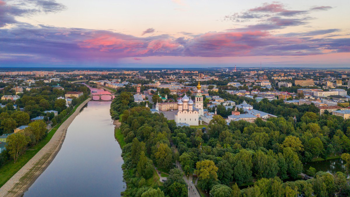 Сегодня в России 950 тыс. многоквартирных домов с жилой площадью 2,5 млрд кв. м.  23 млн кв. м жилья является аварийным. Минстрой внес в правительство поправки по возобновлению системы технического учета жилья. Это позволит оценить состояние остального жилого фонда. После прохождения установленных процедур поправки будут внесены в Госдуму и Совет Федерации.  Жилищным фондом управляют 67 тыс. организаций. Контроль за их деятельностью осуществляют региональные органы госжилнадзора, которые функционируют в 88 регионах.  Об этом сообщил  Ирек Файзуллин, министр строительства и ЖКХ РФ на на парламентских слушаниях в Совете Федерации.  Согласно данным Росстата, в Вологодской области за 2023 год ввод жилья составил 746,028 тыс. кв. метров, что на 15,1% больше уровня 2022 года. Ввод многоквартирных жилых домов по данным экспресс-информации Вологдастата за 2023 год составил 332,033 тыс.   "В этом году предстоит еще более масштабная работа. На развитие сферы строительства выделим более 15 млрд рублей. В планах: улучшить жилищные условия для 528 человек, в том числе для 386 детей-сирот. Ввести не менее 535 тыс. кв. м.", - сообщил губернатор Вологодской области Георгий Филимонов в своем Telegram-канале.   По данным губернатора, в 2024 году было введено почти 690 тыс. кв. м жилья, что составило 155,2% от плана, установленного Минстроем России. Были обеспечены жильем 310 детей-сирот. Завершили региональную программу по переселению граждан из аварийного жилья, в эксплуатацию ввели 30 домов в 11 муниципалитетах области. В 561 многоквартирном доме был проведен капитальный ремонт, заменили 237 лифтов.  Связаться с Вологодским Городовым или предложить новость: