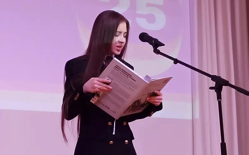 7 июня в Москве на Красной площади прошёл заключительный очный этап международного чемпионата по чтению вслух на русском языке среди старшеклассников «Страница 25». За победу боролись семь конкурсантов, лидировавших в межрегиональных отборочных турах, в том числе школьница из Белоруссии и восьмиклассница Саранской гимназии №12 Ева Ветчинникова.    Финалистам требовалось прочесть с листа прозу  отечественных авторов и стихотворение российского поэта.  По результатам двух раундов саранская гимназистка, которой досталась книга Евгения Рудашевского «Почтовая станция Ратсхоф» и стихотворение Олега Григорьева «Чудаки и другие», набрала 68 баллов, обогнав ближайшую соперницу на 4 очка.    В суперфинале три конкурсантки, заработавшие максимальные суммы баллов, читали малоизвестные строки Александра Пушкина. Ева Ветчинникова прочла его малоизвестное стихотворение «Зорю бьют… из рук моих…». Победу жюри присудило самарской школьнице Анне Витковской. Наша Ева стала второй.