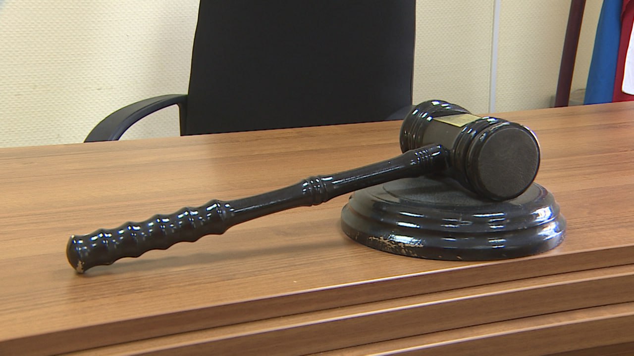 В Волгограде напавшему на контролера самовольщику назначили штраф В декабре 2025 года задолжавший за свет житель Ворошиловского района избил и попытался сбросить с лестницы сотрудника Волгоградэнергосбыта при контрольном осмотре распределительного щитка после того как было обнаружено незаконное подключение абонента к ресурсу Суд обязал нарушителя выплатить 10 тысяч рублей В отношении него также расследуется уголовное дело о нанесении побоев Подписаться Перейти на сайт MAX