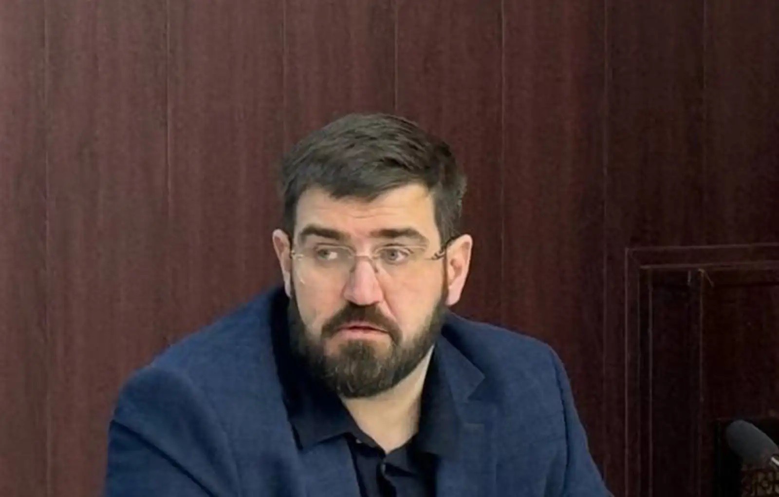 Адвокат просила снять арест с беглого чиновника из Подмосковья, которого обвиняют в крупном взяточничестве Московский городской суд рассмотрел апелляцию на решение заключить под стражу Николая Минаева – бывшего заместителя главы округа Химки. Напомним, чиновник покинул страну буквально за день до того, как на него завели уголовное дело о взятках в размере 6 млн рублей. Ранее он успел потрудиться в округах Чехов и Серпухов, об этом писал «Чехов Вид». В апелляционной жалобе адвокат утверждает, что основания для заключения г-на Минаева под стражу, по её мнению, отсутствуют, несмотря на тяжесть вменяемого преступления. При этом она уверяет, что её подзащитный якобы «не знал о начале уголовного преследования и о необходимости проведения следственных действий с его участием», а его нахождение за пределами РФ «не свидетельствует о намерении скрыться» от следствия. Однако слуга Фемиды озвученным доводам защиты не внял, руководствуясь показаниями свидетелей, которые сообщили, что г-н Минаев узнал о следственных действиях в отношении него, поэтому написал заявление на отпуск и покинул Россию ровно за день до возбуждения двух уголовных дел по ч. 6 ст. 290 УК РФ, в отношении фио – по ч. 4 ст. 291 УК РФ. После этого чиновник в Россию не возвращался и был объявлен в международный розыск. «Постановление Тверского районного суда адрес от 2 июля 2025 года об избрании мера пресечения в виде заключения под стражу в отношении находящегося в межгосударственном розыске обвиняемого Минаева Николая Валерьевича, – оставить без изменения, апелляционную жалобу защитника-адвоката – без удовлетворения», – говорится в решении Московского горсуда.