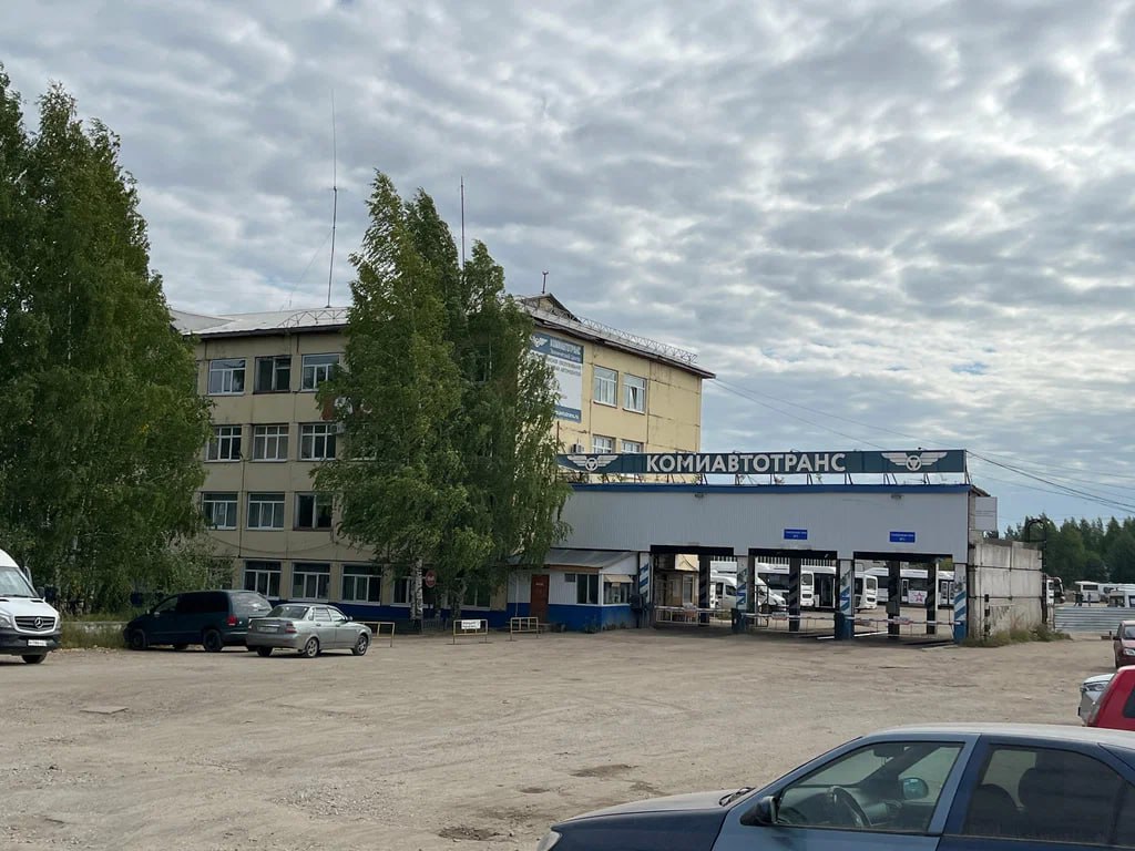 Комиавтотранс выплатил миллион рублей за замерзшего насмерть человека В ноябре 2023 года водитель автобуса Сыктывкар Визинга выволок из салона в стельку пьяного 35 летнего пассажира уснувшего на полу автобуса Мужчина был без обуви и в мокрой одежде Тело пассажира обнаружили на автобусной останове посёлка Первомайский Водителя признали виновным в оставлении человека в опасности Его наказали 260 часами обязательных работ и запретом на год заниматься пассажирскими перевозками Комиавтотрансу пришлось выплатить миллион рублей матери погибшего ЖД