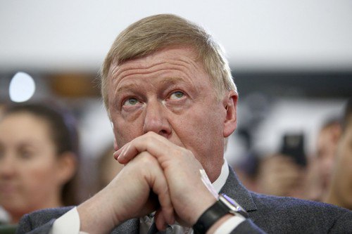 Чубайс лишился еще одной должности в России Бывший глава Роснано Анатолий Чубайс покинул пост председателя попечительского совета Фонда Егора Гайдара Новым главой совета назначен бывший замминистра экономики Сергей Васильев сообщил РБК член совета Андрей Нечаев Фонд был создан в 2010 году и занимался продвижением либеральных идей и наследия Егора Гайдара Чубайс возглавлял попечительский совет с момента основания организации Кроме того Роснано предъявило претензии к Чубайсу и бывшим топ менеджерам компании заявив об ущербе почти на 12 млрд рублей при реализации одного из проектов Суд арестовал имущество и счета экс главы корпорации Еще одна строчка в длинном списке бывших должностей   Подпишитесь на Абзац TG VK Дзен MAX Rutube