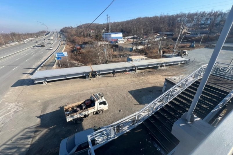 Движение в районе Весенней во Владивостоке перекроют из за ремонта пешеходного виадука Это необходимо для установки 45 метровой пролётной балки надземного пешеходного перехода Движение машин на участке будет недоступно в ночное время суток с 22 00 29 ноября до 8 00 30 ноября Автомобилистов просят воспользоваться альтернативными маршрутами сообщили в мэрии города Минтранс Приморья рекомендует водителям в указанный период использовать альтернативные маршруты через мост Низководный и по улице Шевченко Фото мэрия города   PrimaMedia в       подпишись 18