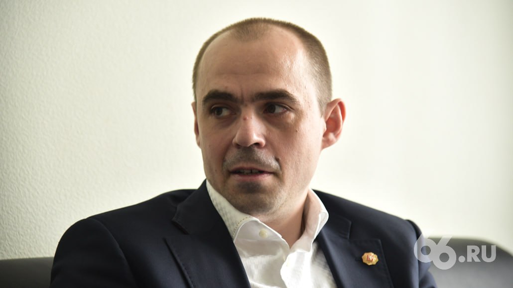 Уволили главу КРСУ на фоне переноса запуска фабрики микрочипов Полномочия директора Корпорации развития Среднего Урала Андрея Мисюры досрочно прекратили сообщил 66 RU источник в областном правительстве Последний его рабочий день 9 февраля Сам Мисюра не ответил на вопрос корреспондента В департаменте информполитики региона воздержались от комментариев Андрей Мисюра возглавлял КРСУ три года За это время он пытался построить технопарк Космос На его территории должна была появиться фабрика микрочипов Карат но сроки работ задержались на год В конце января появилась информация о том что губернатор Денис Паслер предложил Мисюре уйти но тот отказался Неделю назад в разговоре с журналистами РБК УрФО глава КРСУ отрицал свою отставку   Новости из Екатеринбурга