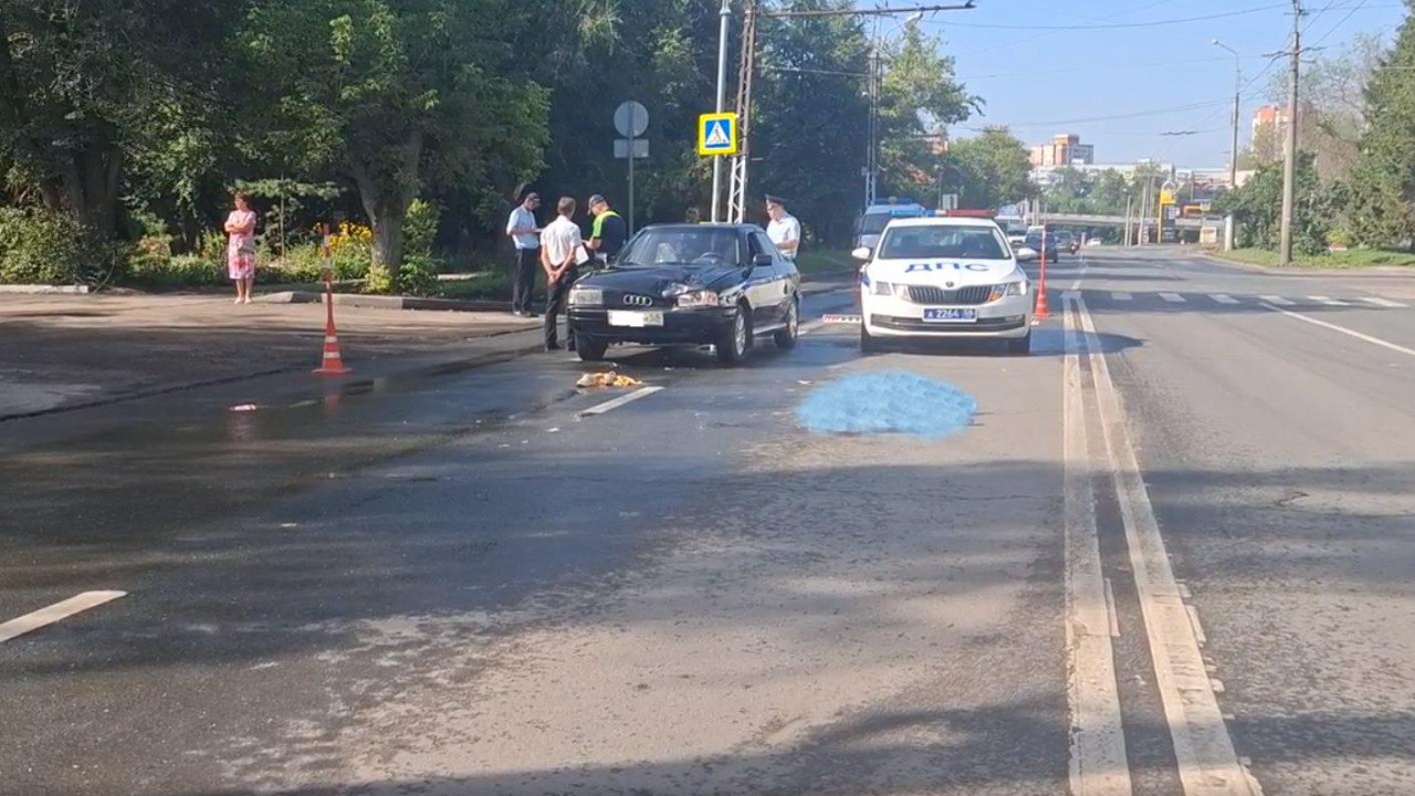 Сегодня утром на улице Беляева насмерть сбили женщину. ДТП произошло прямо рядом с пешеходным переходом. Погибшая попала под колеса автомобиля Audi, за рулем которого находился 67-летний водитель. Личность пешехода сейчас устанавливается. На месте работают сотрудники ГАИ и выясняют обстоятельства трагедии. Фото Госавтоинспекции Пензенской области