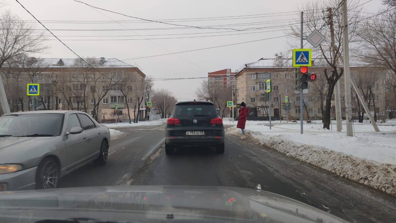 В Чесноках, на пересечении улиц Сергея Лазо и Октябрьская произошло #ДТП. Столкнулись автомобили Honda Vezel и Volkswagen  Tiguan. Будьте осторожны и внимательны за рулем автомобиля на улицах города.