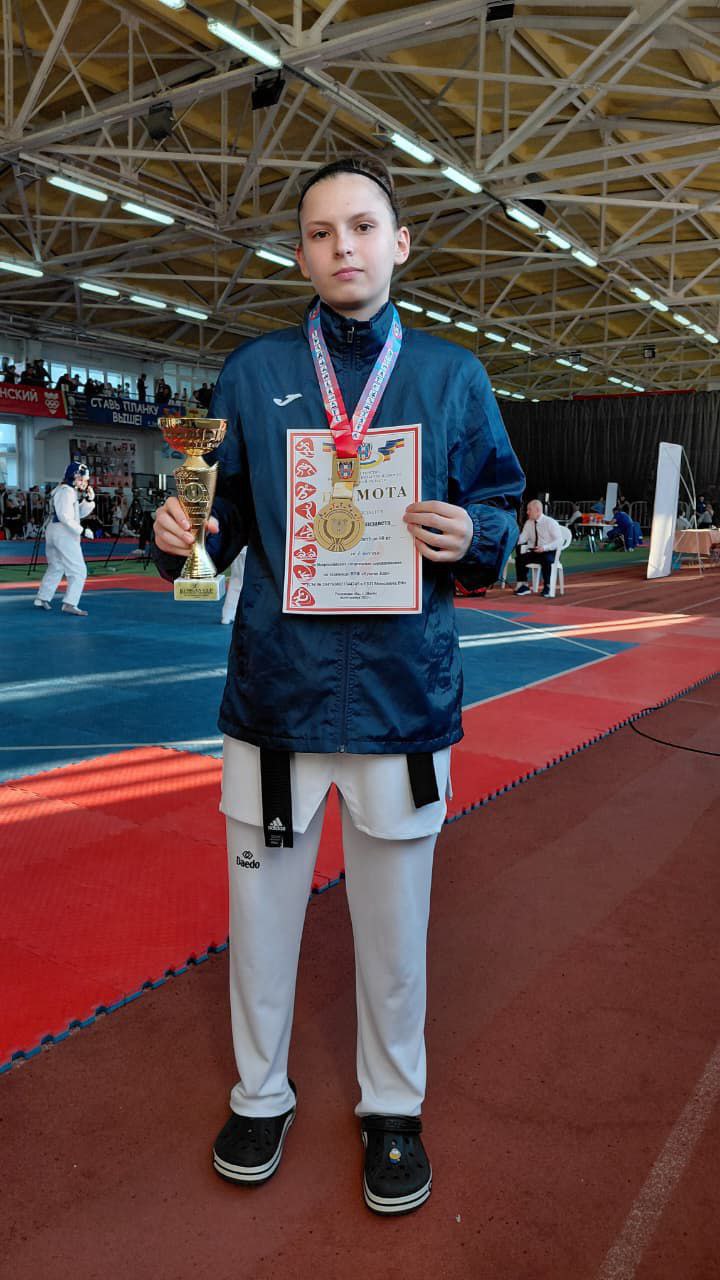 Спортсмены Предгорья выиграли соревнования по тхэквондо На всероссийских соревнованиях по тхэквондо ВТФ Кумган Кап прошедших в г Шахты Ростовской области спортсмены СШ Камелот триумфально заявили о себе  Моргунова Елизавета завоевала золотую медаль став победителем престижных соревнований  Сверлов Симеон блестяще выступил взяв серебро а Катенев Артём и Тяпкова Алиса пополнили копилку команды бронзовыми наградами Эти достижения результат упорных тренировок высокого профессионализма спортсменов и конечно же мудрого руководства тренера преподавателя По материалам СШ Камелот