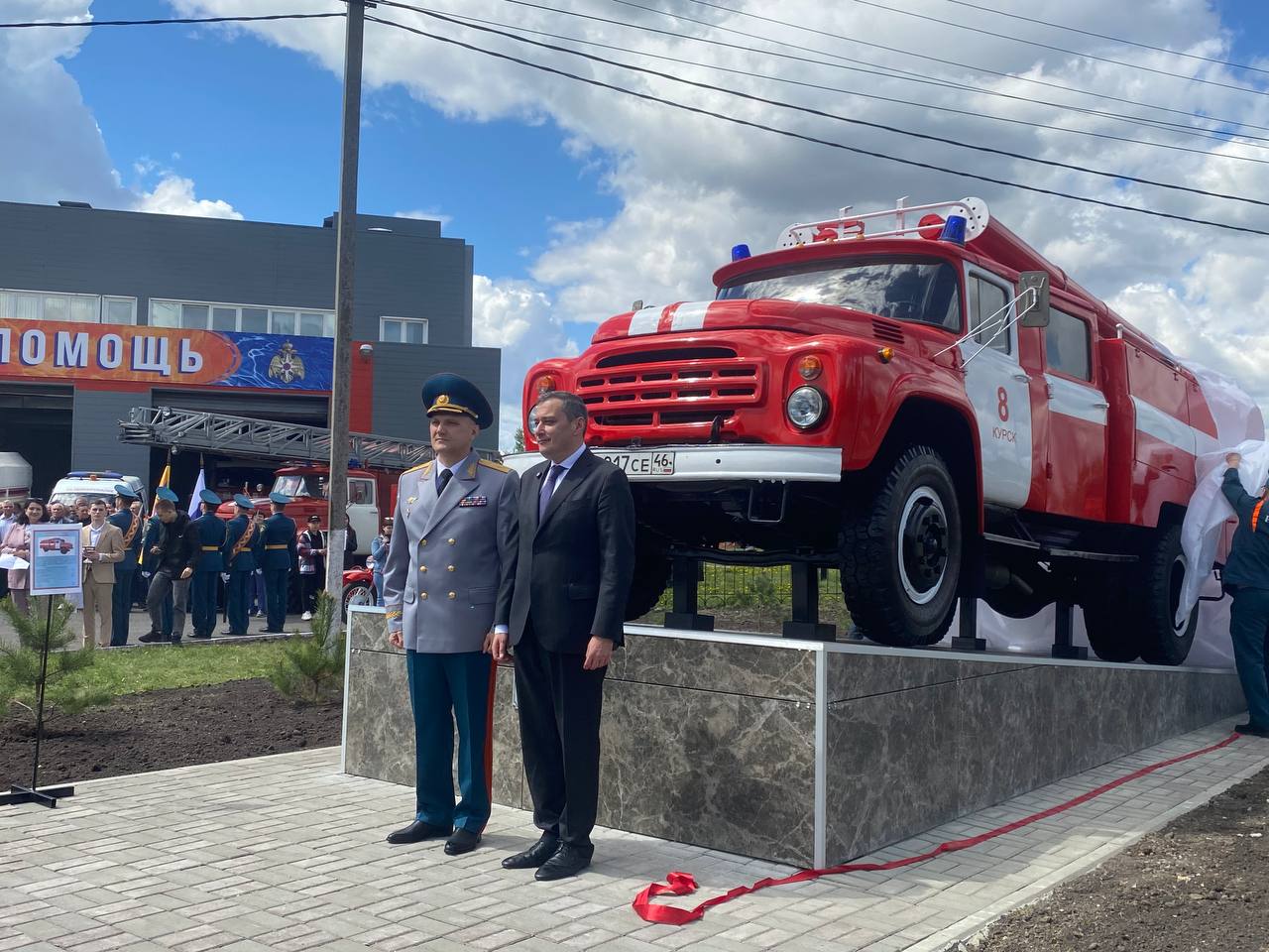 В Курске появился памятник пожарному ретро-автомобилю Его открыли 30 апреля - в 376-й день рождения пожарной охраны России. В мероприятии принял участие Александр Хинштейн. Врио губернатора также наградил отличившихся специалистов, многие из которых тушат возгорания в приграничье. - Буквально вчера у нас на окраине Рыльска было возгорание в результате атаки БПЛА. Очень оперативно всё потушили, - рассказал Александр Хинштейн. - Пожарные работают в Курской области и в других приграничных регионах в абсолютно иных, де-факто - в боевых условиях: в другом ритме и режиме, чем их коллеги в разных уголках страны. Всего в регионе в тушении пожаров и аварийно-спасательных работах задействованы 720 подразделений - более 15 тыс. человек и около 500 единиц техники. Уже несколько лет в области удаётся не допустить природных пожаров и возгораний на объектах с массовым пребыванием людей. Для безопасности спасателей техника, работающая на сложных участках, оборудована РЭБ, средствами защиты. Сейм Курская область