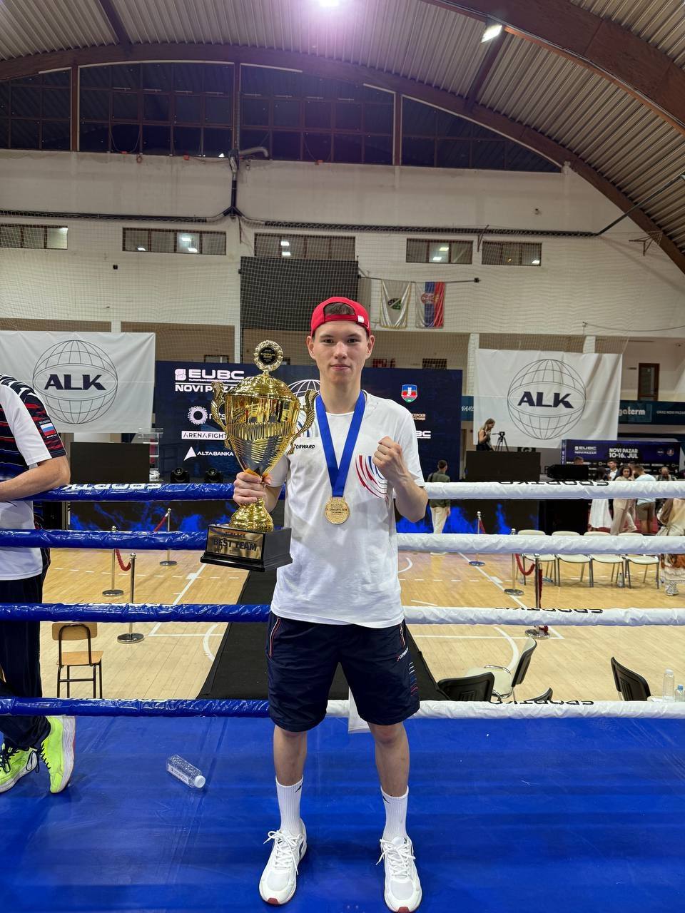 Севастопольский спортсмен – чемпион Европы по боксу! Триумфатором соревнования в сербском Нови-Пазаре стал Максим Зеленов – воспитанник спортшколы №7. Первенство Европы среди юношей собрало 164 спортсмена – лучших представителей 17 стран континента. Севастополец Зеленов в полуфинале взял верх над представителей Белоруссии, а в финале разобрался с соперником из Молдовы. Совсем скоро Максим привезёт трофей в родной город! Фото: vk.com Легендарный 24 Севастополь