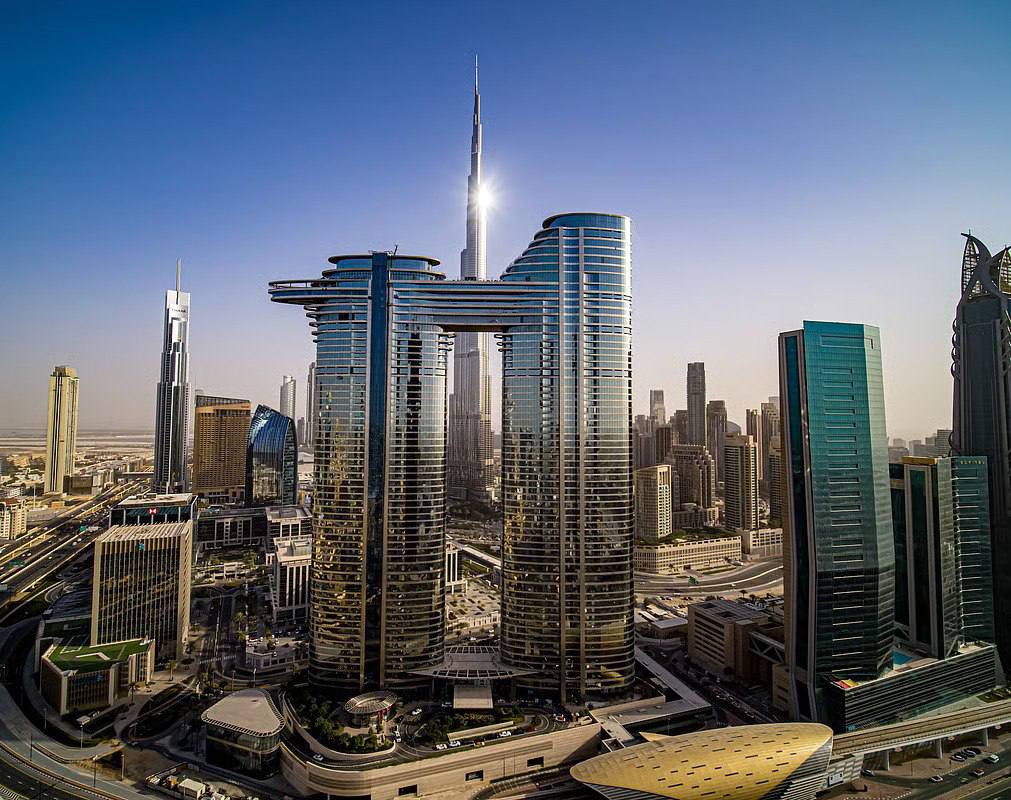 В 2025 году рынок аренды в Дубае пережил один из самых активных периодов количество арендных сделок выросло на 60 а интерес со стороны арендаторов более чем на треть При этом средняя ставка аренды осталась стабильной около 56 000 в год Ключевым фактором стала смена структуры спроса Всё больше семей выбирают жильё с акцентом на пространство комфорт и долгосрочное проживание а не адреса в центре города Это усилило спрос на виллы и таунхаусы где рост ставок оказался выше чем в сегменте квартир Рынок при этом избежал перегрева квартиры подорожали умеренно виллы заметнее из за ограниченного предложения а таунхаусы наоборот показали небольшую коррекцию на фоне выхода новых объектов Более 60 арендных контрактов в 2025 году были продлены что говорит о том что рынок становится более зрелым и устойчивым Источник Betterhomes Full Year Dubai Residential Market Report 2025 Dubai Land Department