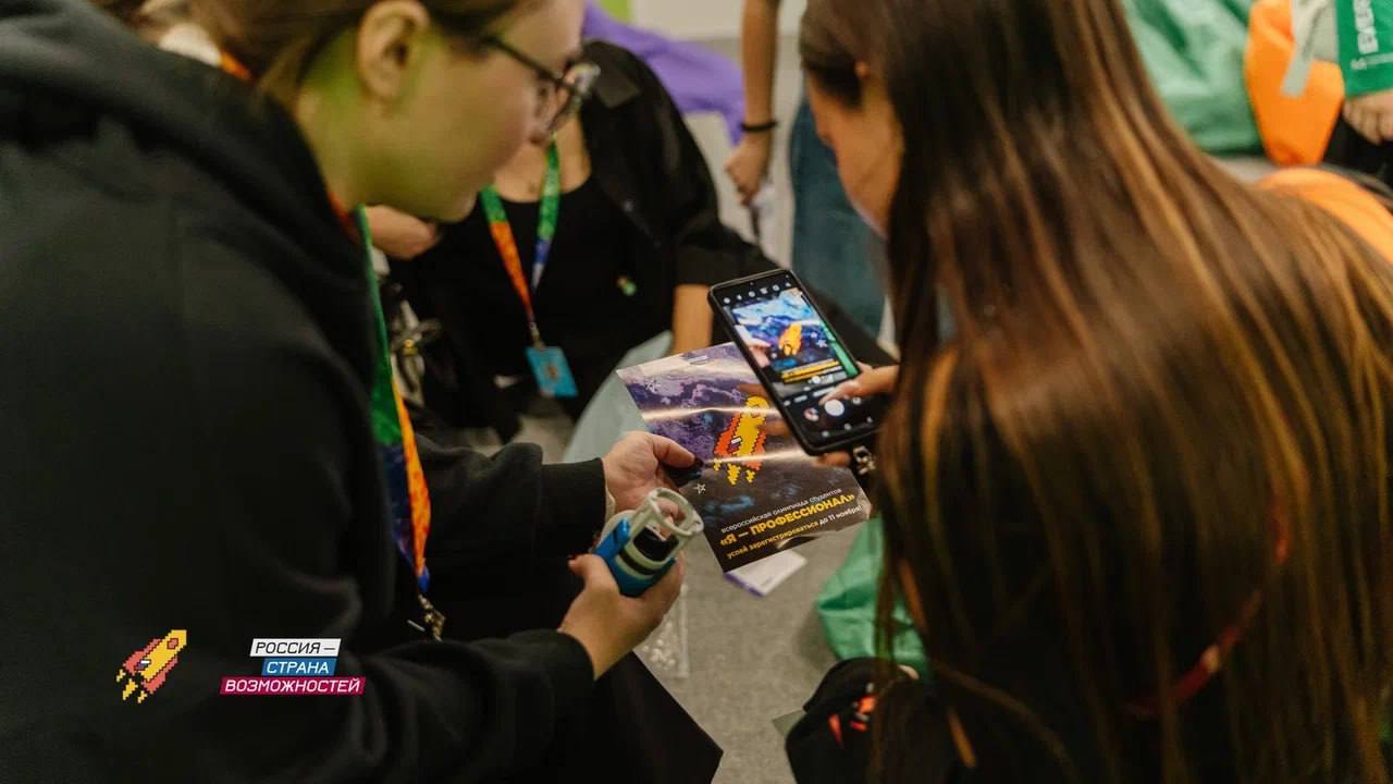 Оренбургская область вошла в топ 20 по числу участников IX сезона Всероссийской олимпиады студентов Я профессионал Подведены итоги регистрационной кампании IX сезона Всероссийской олимпиады студентов Я профессионал президентской платформы Россия страна возможностей В этом сезоне заявки подали 215 515 участников представляющих 1099 российских вузов и филиалов в том числе 3238 студентов Оренбуржья Талантливая молодежь Оренбургской области формирует кадровый резерв России доказывая свой высокий профессионализм в проектах президентской платформы Заявки на участие в IX сезоне проекта подали обучающиеся 16 вузов и филиалов региона Самыми активными стали представители Оренбургского государственного университета 1978 участников Оренбургского государственного педагогического университета 288 Бузулукского гуманитарно технологического института филиала Оренбургского государственного университета 262 Благодарю каждого кто принимает участие в конкурсах президентской платформы учитесь развивайтесь а мы всегда вам поможем на этом пути отметил генеральный директор президентской платформы Россия страна возможностей ректор Мастерской управления Сенеж Андрей Бетин По словам руководителя Всероссийской олимпиады студентов Я профессионал Валерии Касамары Оренбургская область ежегодно демонстрирует высокую активность в проекте В Оренбургской области мы видим растущий интерес к проекту 3238 студентов выбрали олимпиаду стартом карьеры отдав предпочтение таким направлениям как Юриспруденция Педагогическое образование основное Психология рассказала Валерия Касамара Олимпиада Я профессионал ежегодно объединяет самых талантливых и активных студентов Особенностью нового сезона станет усиление карьерной составляющей Уже на ранних стадиях участники получат доступ к обширной базе стажировок и вакансий от более чем 700 индустриальных партнеров Им будет предоставлена возможность пройти карьерные консультации и профильные школы и получить предложения о трудоустройстве Отборочный этап IX сезона запланирован на период с 14 ноября по 1 декабря Для дипломантов олимпиады предусмотрены льготы при поступлении в магистратуру и аспирантуру для медалистов денежные премии до 300 тысяч рублей Всероссийская олимпиада студентов Я профессионал реализуется в рамках федерального проекта Россия страна возможностей нацпроекта Молодёжь и дети при поддержке Министерства науки и высшего образования России Переходите по ссылке и присоединяйтесь к нам в MAX