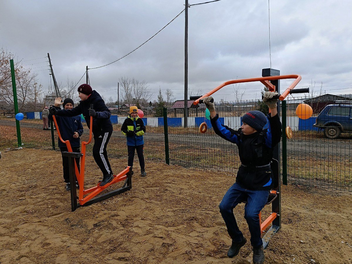 В селе Иргей открылась современная спортивно-игровая площадка  Новая, современная спортивно-игровая площадка в селе Иргей Нижнеудинского района появилась благодаря двум проектам партии Единая Россия и самим жителям села, проявившим инициативу.  Ограждение площадки было установлено в 2023 году на средства проекта «Народные инициативы». По этому же проекту, только уже в 2024 году, было приобретено спортивное оборудование. А весь детский игровой комплекс стоимостью в 1 млн рублей куплен и установлен благодаря участию в региональном конкурсе инициативных проектов «Есть Решение».  Большой вклад в общее дело внесли местные жители: от внесения инициативного платежа и до сборки и установки игрового оборудования. Единство и сплоченность жителей Иргея отметил мэр Нижнеудинского района Анатолий Крупенев, который поздравил жителей с этим замечательным событием. Депутат думы Нижнеудинского района Александр Романчугов подарил местным жителям спортивный инвентарь.  Напомним, проект «Есть Решение» реализуется в Иркутской области с 2022 года, он вошёл в Народную программу партии. Партийный проект предусматривает конкурсный отбор инициатив жителей с последующим софинансированием на реализацию этих идей из бюджета области