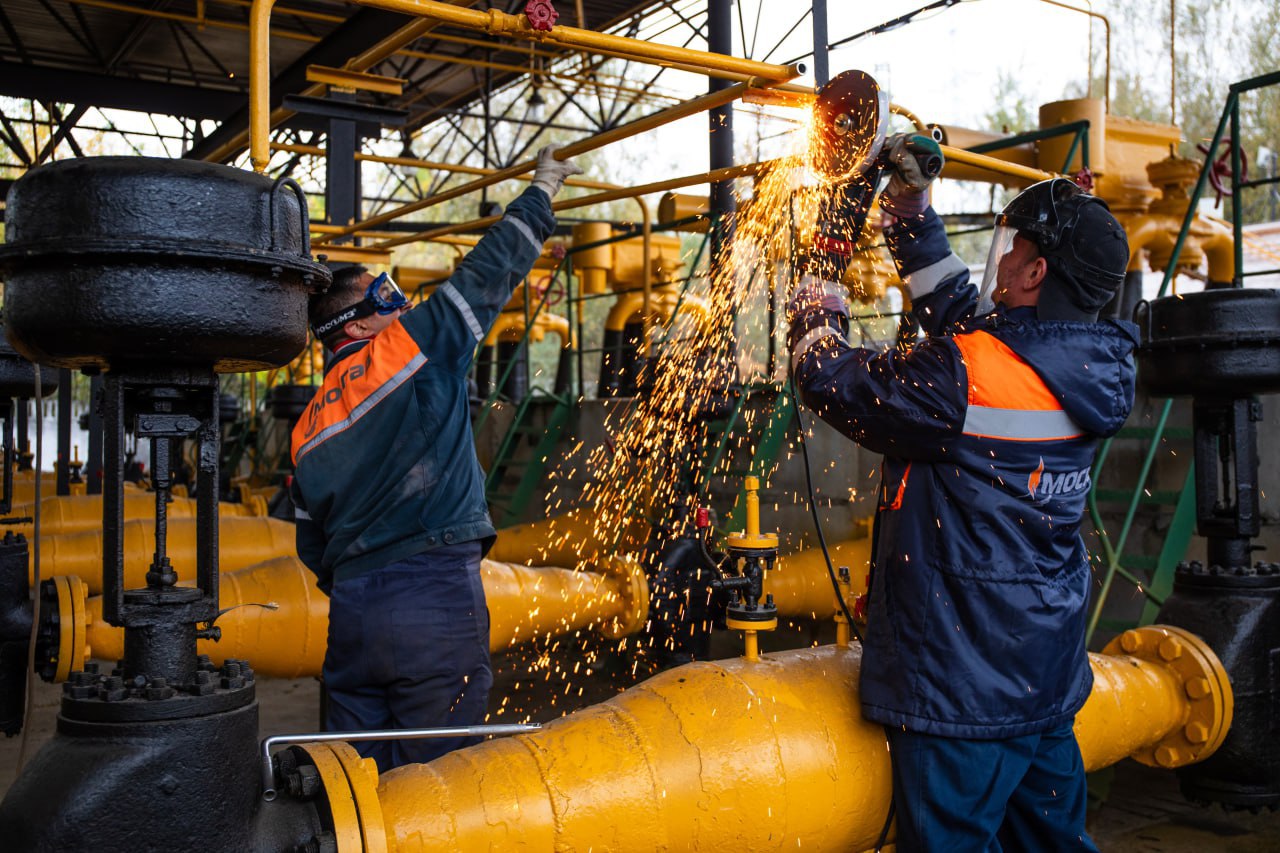 Модернизировали крупный газорегуляторный пункт Чертаново кв 6 2 в ЮАО В городе ведется планомерная работа по обновлению газорегуляторных пунктов которые отвечают за понижение давления газа до определенных значений и поддержание их в заданных пределах Завершили ремонт газорегуляторного пункта Чертаново кв 6 2 который обеспечивает газоснабжение коммунально бытовых предприятий и жилого сектора районов Чертаново Центральное и Чертаново Северное рассказал заместитель Мэра Москвы Петр Бирюков Решение о модернизации было принято в связи с длительной работой газового оборудования Работы провели в сжатые сроки без отключения потребителей от газоснабжения Заменили устаревшее оборудование на современный газорегуляторный пункт шкафного типа мощностью почти 2 4 тыс кубометров в час изготовленный из российских составляющих на собственном производстве АО Мосгаз Он имеет высокую степень надежности и пониженные шумовые характеристики что соответствует всем требованиям безопасности Все столичные газорегуляторные пункты обязательно оборудуются запорными устройствами Параметры их работы постоянно контролируются из центральной диспетчерской позволяющей в режиме реального времени управлять газовым хозяйством