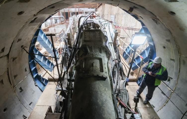 Силовики провели обыски и задержали первых фигурантов уголовного дела о масштабных хищениях на объектах Московского метрополитена при проведении ремонтных и строительных работ Уголовное дело касается выявленных масштабных хищений на объектах Московского метрополитена при проведении ремонтных и строительных работ в период 2021 2024 годов В частности дело возбуждено по факту дачи взятки руководителю проектно сметного управления ГУП Московский метрополитен за утверждение им расценок на ремонтные работы на объектах метрополитена с незаконным применением повышающего коэффициента что по данным следствия позволило завысить стоимость работ в два раза сообщили ТАСС в правоохранительных органах Основанием для проведения проверки в результате которой было возбуждено уголовное дело назначены следственные действия и уже появились первые задержания стало заявление в правоохранительные органы одного из столичных чиновников PROtransport