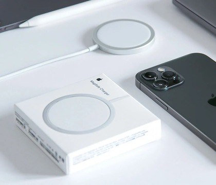 iPhone 17 может получить 50-ваттную беспроводную зарядку MagSafe — 9to5mac Регистрационные документы, обнаруженные изданием 9to5mac, указывают на подготовку Apple нового зарядного устройства MagSafe с поддержкой стандарта Qi 2.2 и мощностью до 50 Вт. Это может свидетельствовать о планах компании удвоить скорость беспроводной зарядки в iPhone 17. Читать далее