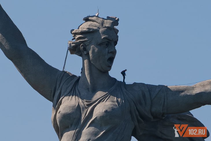В Волгограде на Мамаевом кургане были замечены альпинисты на монументе Родина мать зовет Специалистов на плечах скульптуры можно было наблюдать утром 9 сентября Как сообщалось информагентством ранее на сайте госзакупок велись торги по поиску подрядчика который исполнит работы по проверке надежности и безопасности монумента Заказчиком работ выступил музей заповедник Сталинградская битва а начальная стоимость заказа составила почти 8 миллионов рублей По данным закупки исполнителем выступил Волгоградский государственный технический университет По видимому именно проведение указанных работ специалистами и проводится на монументе Подробнее